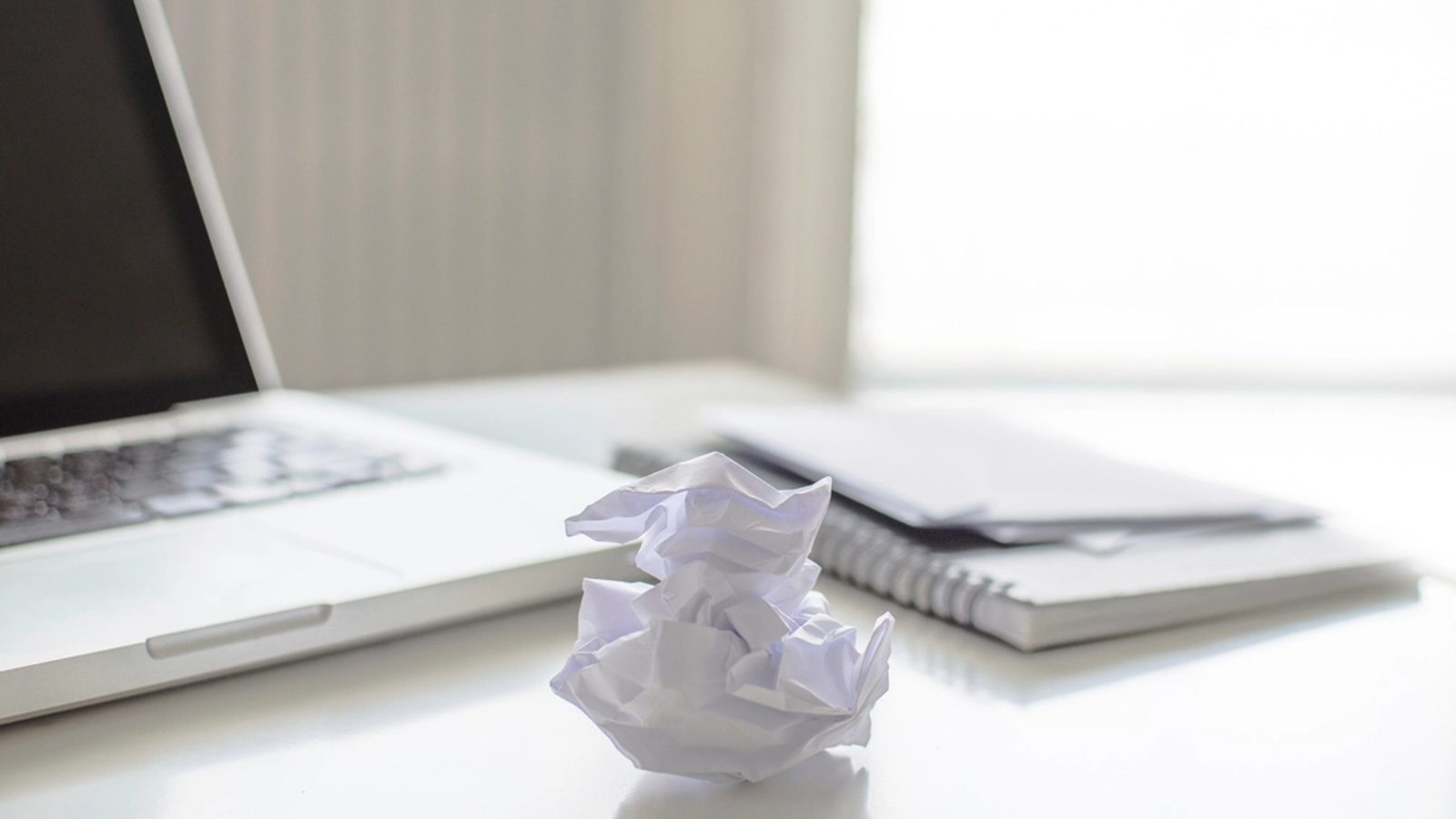 Ordinateur portable sur bureau blanc
