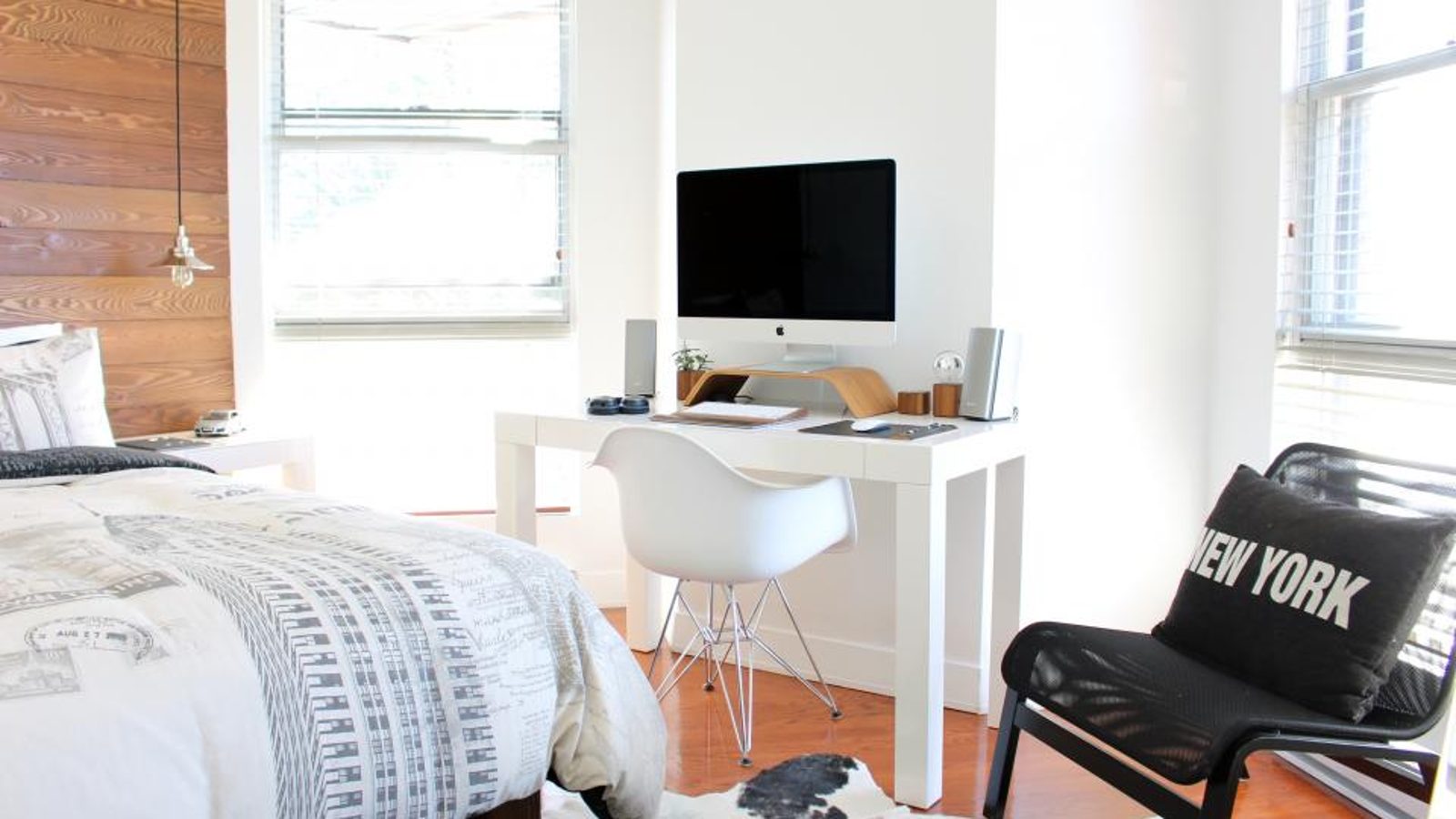 Coin bureau dans une chambre moderne