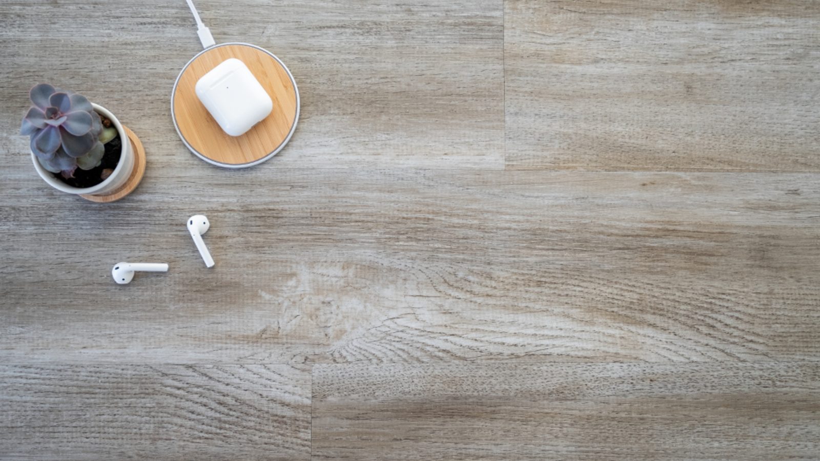 Ecouteurs et chargeur sur bureau en bois