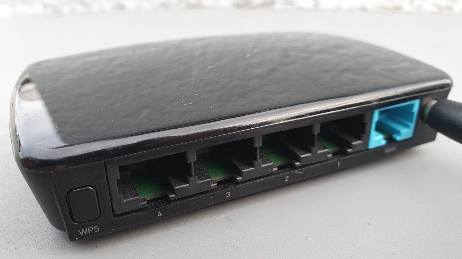 Routeur WiFi vue arriere avec ports