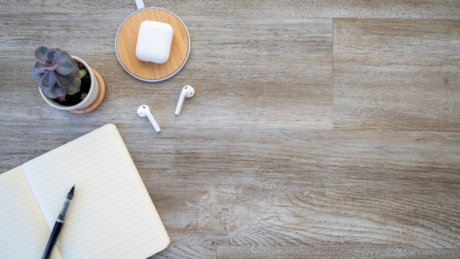 Ecouteurs sans fil sur bureau en bois