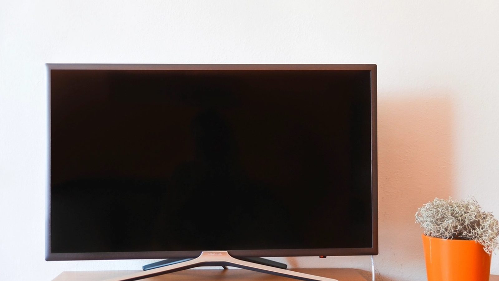 Televiseur ecran plat sur meuble